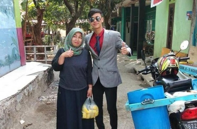 Jual Asinan hingga Siomay, Ini Potret 5 Penjual Makanan Tampan yang Viral Jual Asinan hingga Siomay, Ini Potret 5 Penjual Makanan Tampan yang Viral