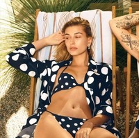 Justin dan Hailey tampil kompak dengan pakaian renang bernuansa polkadot. Fotografer ternama Annie Leibovitz berada di balik kamera untuk pemotretan ini. (Foto: Vogue/Annie Leibovitz)