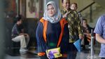 Jalani Pemeriksaan Lanjutan, Neneng Hassanah Tebar Senyuman