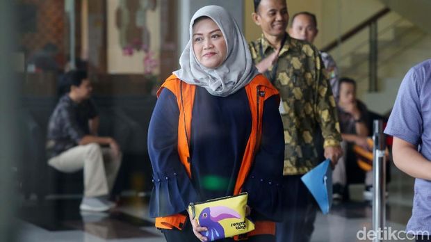 Bupati Bekasi nonaktif Neneng Hassanah Yasin kembali menjalani pemeriksaan di Gedung KPK, Jakarta. Nenang terlihat santai dan tersenyum kepada wartawan.