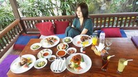 Makan bebek goreng renyah dengan aneka sambal dan sayuran, menjadi bukti bahwa Pamela memang paling suka dengan makanan khas Indonesia. Foto: Instagram @pamelaaasafitriduoserigala