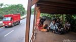 Aksi Nekat Menumpang Truk Lintas Pantura