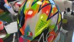 Cakep, Helm Valentino Rossi Dilukis Tangan