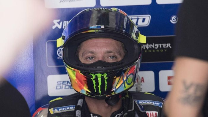 Valentino Rossi mengakui tak akan mampu menyaingi kecepatan Maverick Vinales di hari kedua tes MotoGP Sepang. Foto: Mirco Lazzari gp/Getty Images