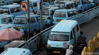 Seringkali pemotor harus berhimpitan dengan angkutan umum.