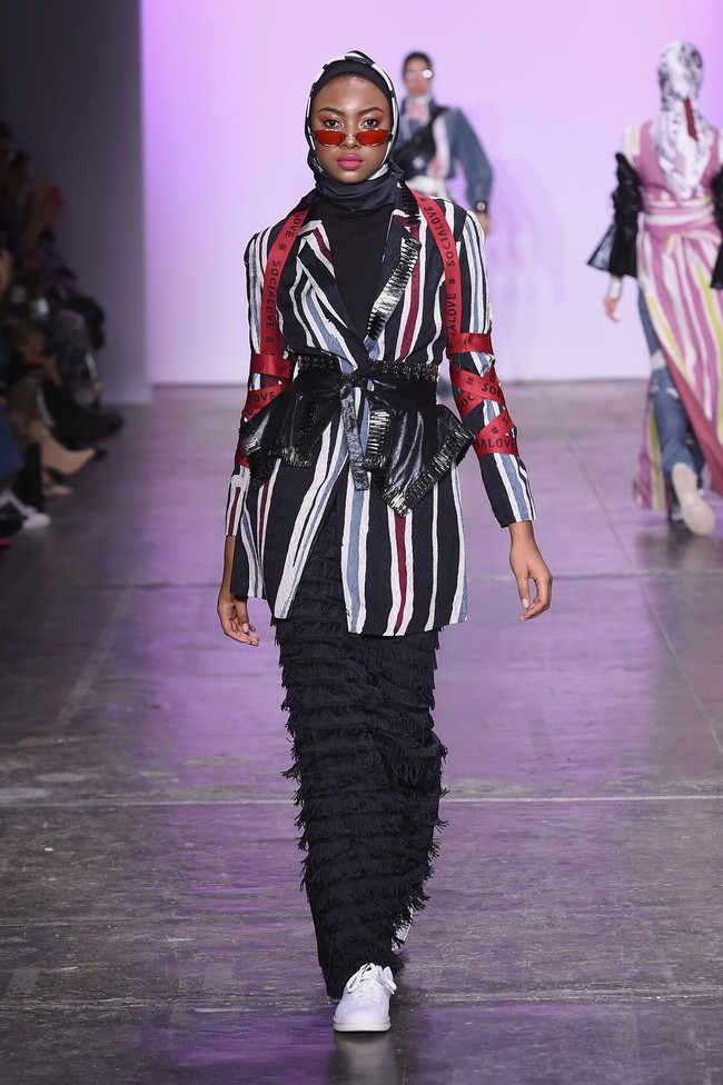 Ini bukan kali pertama Dian tampil di New York Fashion Week. Ia pernah tampil di New York Fashion Week 2018 mengambil tema Humans of New York. Foto: Getty Images