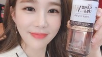 Berfoto dengan minuman, jangan salah fokus ke wajahnya ya. Foto: Instagram