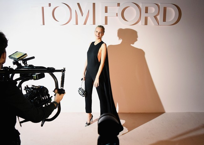 Sosialita Poppy Delevigne muncul dalam balutan jumpsuit hitam dengan dekorasi ekor panjang yang menjuntai dari bahu. Kakak dari Cara Delevingne ini lalu menyempurnakan gayanya dengan tas bermotif zebra dan heels beraksen metalik. (Foto: Getty Images)