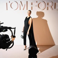 Sosialita Poppy Delevigne muncul dalam balutan jumpsuit hitam dengan dekorasi ekor panjang yang menjuntai dari bahu. Kakak dari Cara Delevingne ini lalu menyempurnakan gayanya dengan tas bermotif zebra dan heels beraksen metalik. (Foto: Getty Images)