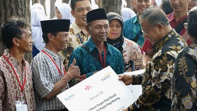 Menko Perekonomian Serahkan Peralatan Pertanian ke Petani