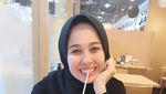 Serunya Pose Emma, Artis Cantik Malaysia Saat Cicip Makanan Enak