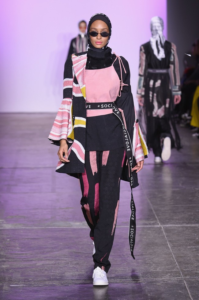 Ciri khas tema hypebeast yang kental terlihat dari pemilihan aksesori seperti sneakers, sun glasses, dan waist pack. Untuk penampilannya kali ini, Dian bekerja sama dengan Adidas. Foto: Getty Images