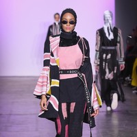 Ciri khas tema hypebeast yang kental terlihat dari pemilihan aksesori seperti sneakers, sun glasses, dan waist pack. Untuk penampilannya kali ini, Dian bekerja sama dengan Adidas. Foto: Getty Images