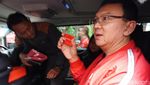 Momen Ahok Berjaket PDIP dan Pamer Kartu Anggota
