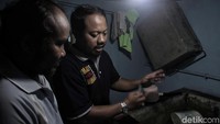 Tak lupa, petugas pun memberikan sosialisasi kepada warga mengenai langkah-langkah mencegah berkembangnya jentik nyamuk dan pencegahan DBD.
