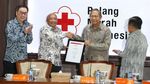 PMI Dapat Bantuan 10 Truk Tangki Air