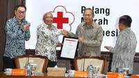 Truk ini diserahkan secara simbolis kepada Pelaksana Harian (Plh) Ketua Umum PMI Ginandjar Kartasasmita, yang disaksikan Ketua Umum PMI Jusuf Kalla.