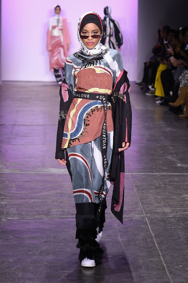 Koleksi yang Dian bawa di New York Fashion Week 2019 tidak jauh berbeda dengan koleksi yang ia pamerkan di Jakarta Fashion Week 2019. Ia kembali menyajikan busana bertema street style dengan gaya hypebeast. Foto: Getty Images