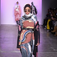 Koleksi yang Dian bawa di New York Fashion Week 2019 tidak jauh berbeda dengan koleksi yang ia pamerkan di Jakarta Fashion Week 2019. Ia kembali menyajikan busana bertema street style dengan gaya hypebeast. Foto: Getty Images
