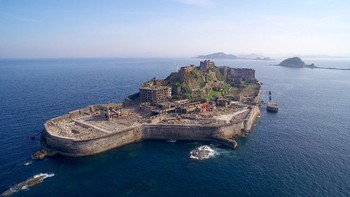 Pulau Hashima di Jepang merupakan bekas penambangan batu bara yang membuat banyak orang mati mengenaskan pada 1930an sampai akhir Perang Dunia II. Foto: Reddit/r/AbandonedPorn