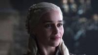 Daenerys tampaknya sudah sampai di Winterfell dengan mantel bulu yang dikenakannya itu. Dok. HBO