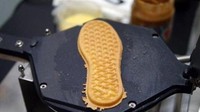 Mirip seperti tampilan waffle yang baru saja diangkat dari panggangan. Benda yang satu ini merupakan alas sepatu. Foto: eBaums World
