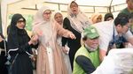 Tabah dan Tegarnya Marini Zumarnis di Pemakaman Sang Bunda