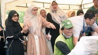 Marini ikut membantu prosesi pemakaman bundanya tersebut. Pool/Noel/detikFoto.