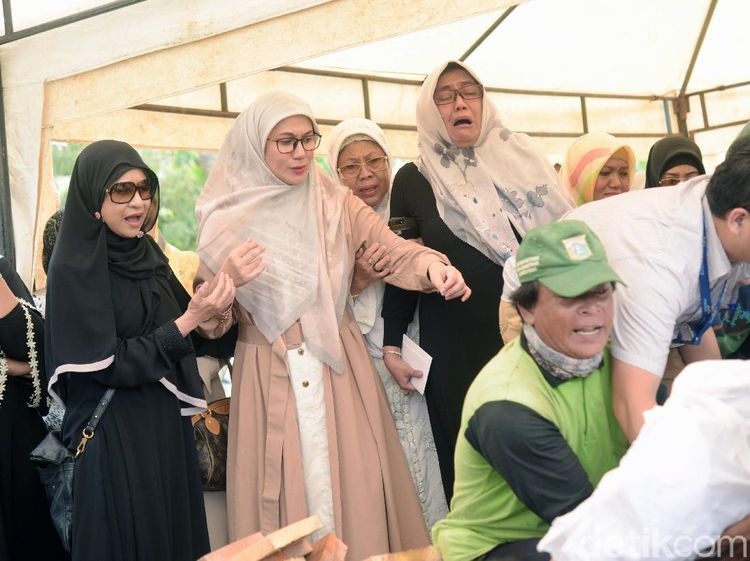 Tabah dan Tegarnya Marini Zumarnis di Pemakaman Sang Bunda