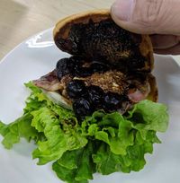 Pencinta Burger, Ini Burger Baru dengan Keju dan Buah Blueberry!