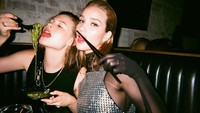 Behati berteman dekat dengan aktris cantik Rosie Huntington-Whiteley. Mereka kerap pose seru seperti saat hangout berdua. Foto: Instagram behatiprinsloo