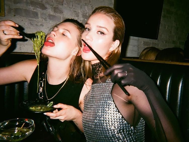 Behati Prinsloo Ternyata Hobi Berkebun dan Pamer Pose Minum