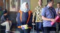 Neneng Hassanah melempar senyum usai diperiksa penyidik KPK.