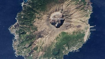 Pulau Miyakejima di Jepang sangat berbahaya bagi penduduknya lantaran memiliki ancaman bencana gas beracun. Foto: NASA