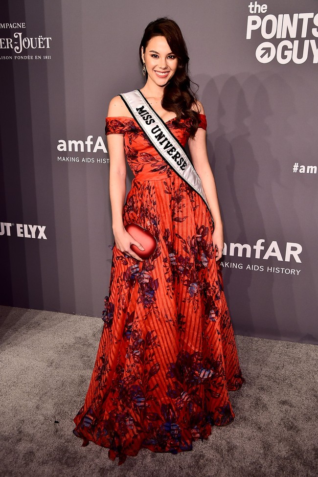 Sehari sebelumnya, Catriona menebar pesonanya dalam balutan gaun merah dengan bahu terbuka di amfAR New York Gala 2019. Acara bertaburan bintang tersebut juga dihadiri Kim Kardashian, Heidi Klum, dan Alessandra Ambrosio. (Foto: Getty Images)