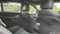 Di bagian interior, Mercedes-Benz E 350 EQ Boost telah menggunakan material kulit, Nappa Leather, yang sebelumnya hanya digunakan pada S-Class.