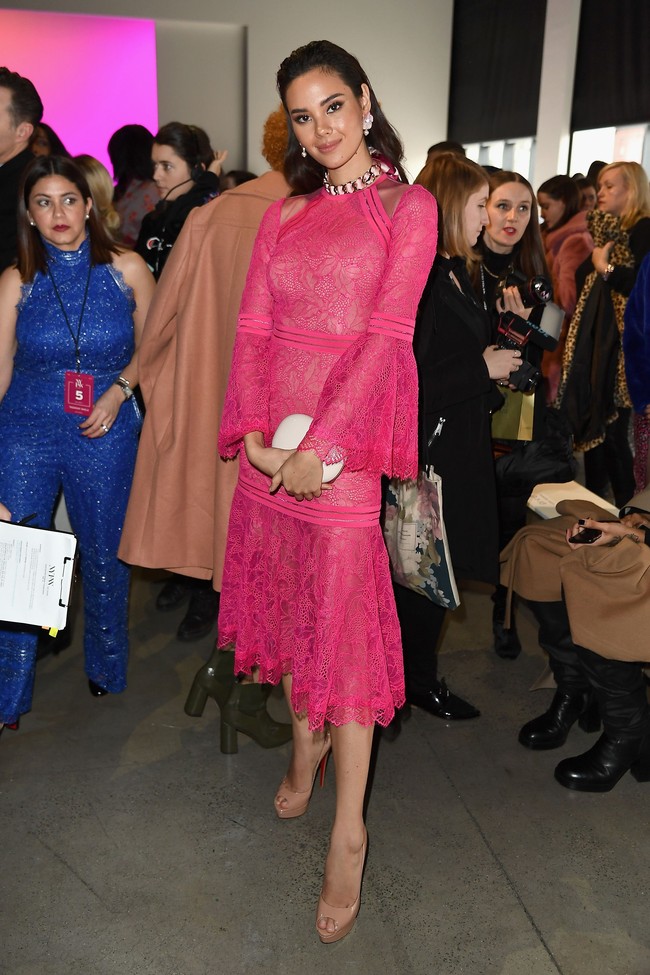 Perempuan 25 tahun ini menyempurnakan gayanya dengan clutch putih dan kalung chunky berhiaskan pita. Tidak ketinggalan, sepasang peep-toe heels nude yang menopang kaki jenjangnya. (Foto: Getty Images)