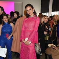 Perempuan 25 tahun ini menyempurnakan gayanya dengan clutch putih dan kalung chunky berhiaskan pita. Tidak ketinggalan, sepasang peep-toe heels nude yang menopang kaki jenjangnya. (Foto: Getty Images)