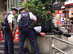 Potret Karyawan Super Lelah di Jepang Bergelimpangan di Jalan