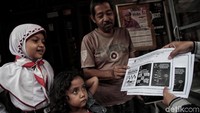 Para petugas mengunjungi rumah-rumah warga untuk memberikan sosialisasi dan langkah-langkah untuk mencegah tumbuhnya jentik-jentik nyamuk Aedes Aegypti yang dapat menyebabkan penyakit DBD.