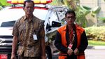 Senyum Bupati Mesuji Nonaktif Saat Diperiksa KPK