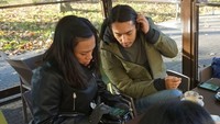 Sering pergi bersama, sepasang suami istri ini tak terlihat kalau anaknya sudah empat lho. Foto: Instagram