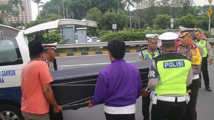 Ambulans Pecah Ban, Dirlantas Polda Metro Bantu Pindahkan Keranda