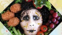 Bento ini bertema Edward Scissorhands. Bento dibuat bergizi seimbang dengan pelengkap kroket, tomat cherry, strawberry, dan anggur. Foto: Istimewa