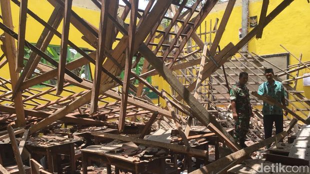 Ruang Kelas MTs di Mojokerto Ambruk Lukai 8 Siswa, Begini Kondisinya