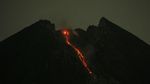 Lava Pijar Meluncur dari Puncak Merapi