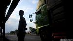 Aksi Nekat Menumpang Truk Lintas Pantura