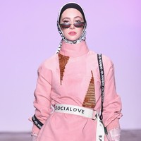 Sesuai dengan ciri khasnya, desainer berusia 27 tahun itu memilih rangkaian warna muda yang dipadukan dengan hitam sehingga memberikan kesan bold tapi girly. Foto: Getty Images