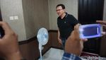 Momen Ahok Berjaket PDIP dan Pamer Kartu Anggota