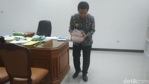 Jelang Pelantikan Wagub, Emil Mulai Berkemas di Ruang Bupati